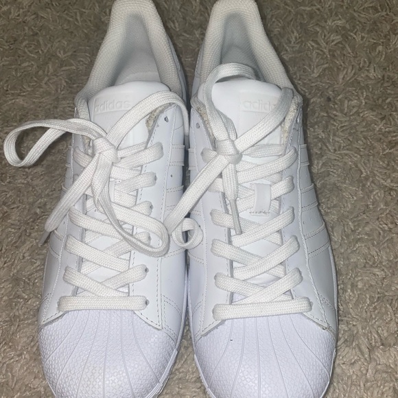 White women’s Adidas sneakers - size 9.5. - Picture 3 of 4